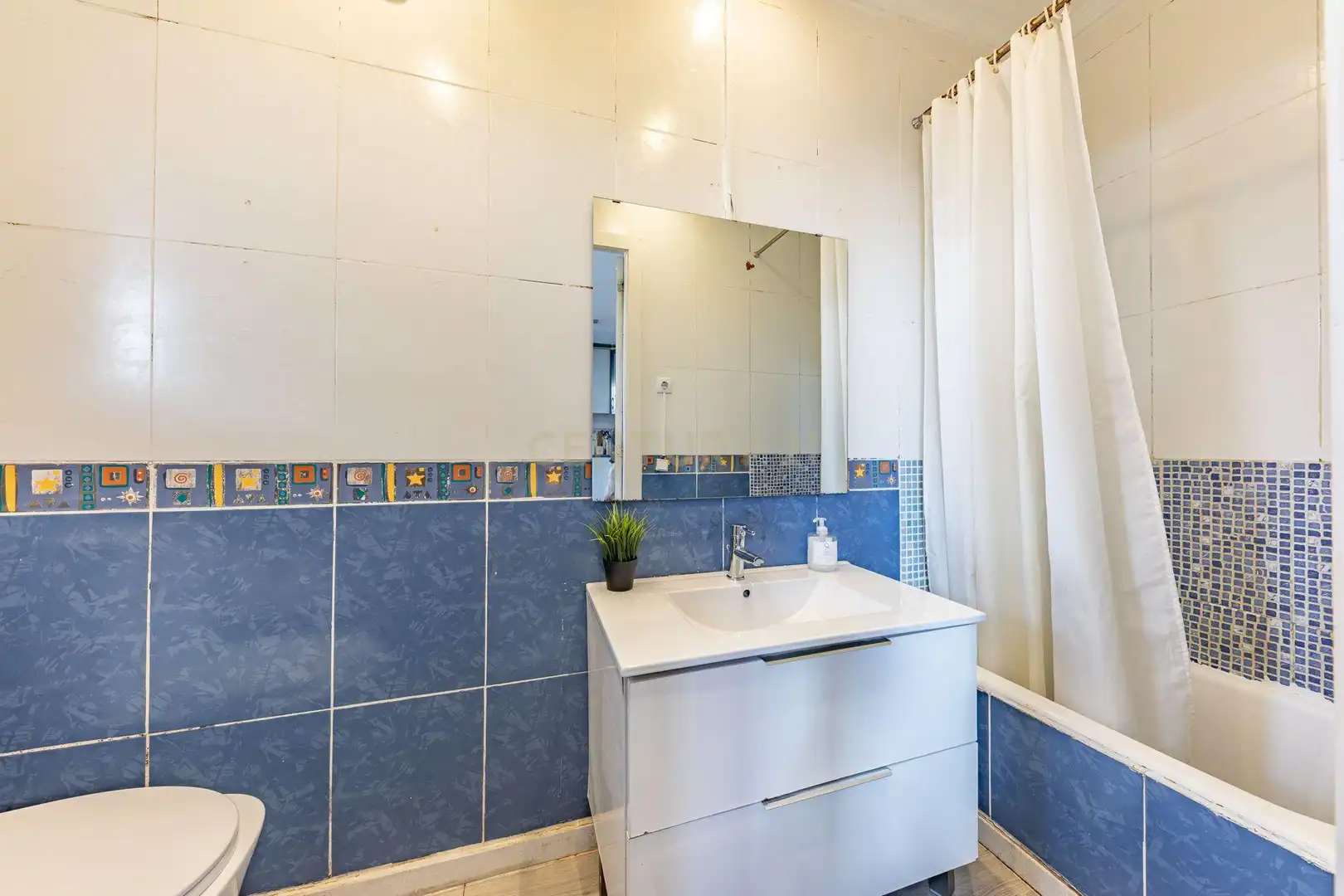 Bathroom of Flat for sale in Santa Coloma de Gramenet  with Air Conditioner, Oven and Washing machine
