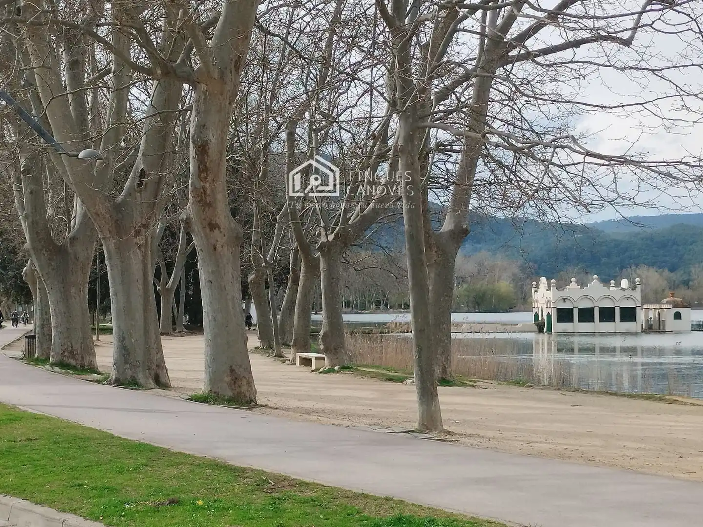 Vista exterior de Casa o xalet en venda en Banyoles amb Calefacció, Terrassa i Traster