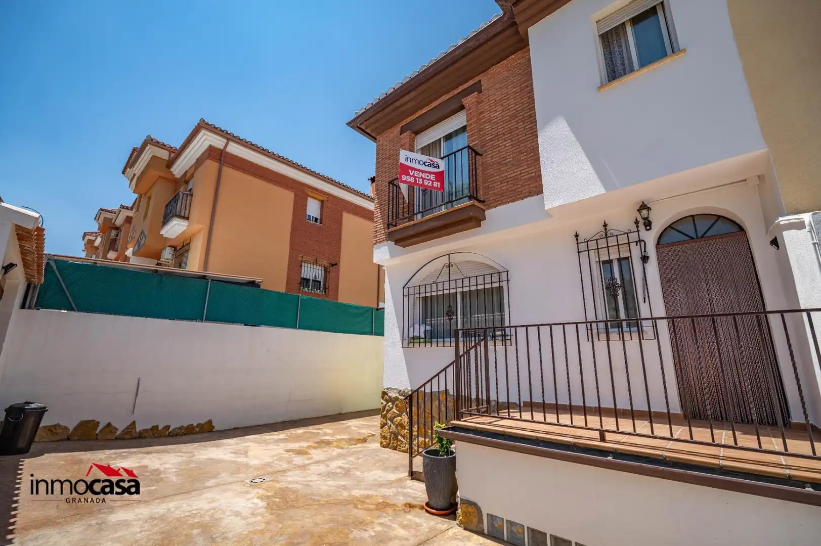 Vista exterior de Casa adosada en venta en Jun con Aire acondicionado, Jardín privado y Piscina