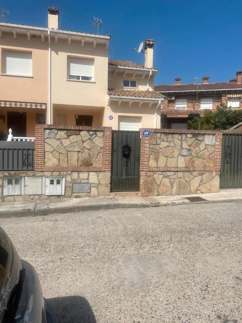 Vista exterior de Casa o xalet en venda en Sotillo de la Adrada amb Aire condicionat, Calefacció i Terrassa