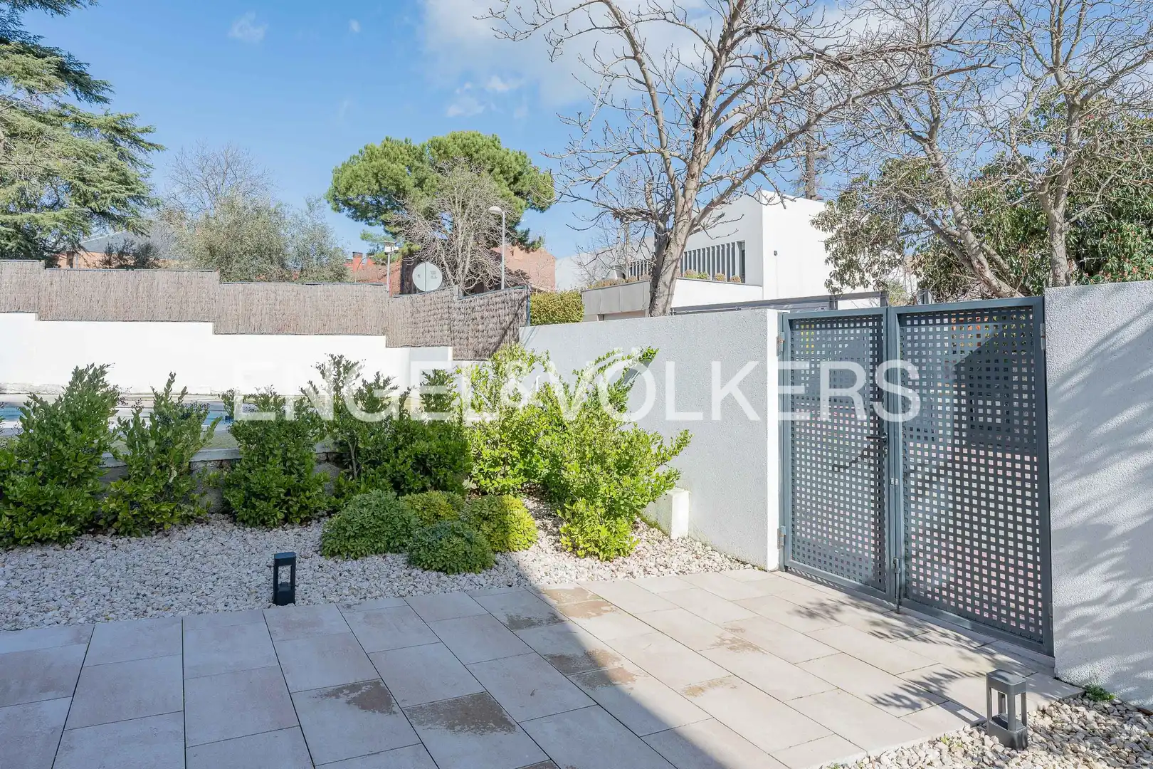 Vista exterior de Casa o chalet en venta en Madrid con Aire acondicionado, Calefacción y Jardín privado