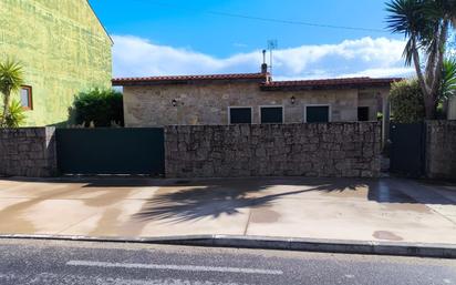 Vista exterior de Casa o xalet en venda en Ribeira amb Terrassa