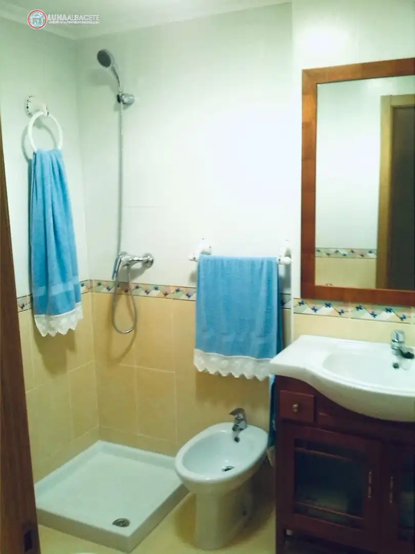 Badezimmer von Einfamilien-Reihenhaus zur Miete in Albacete mit Heizung und Terrasse