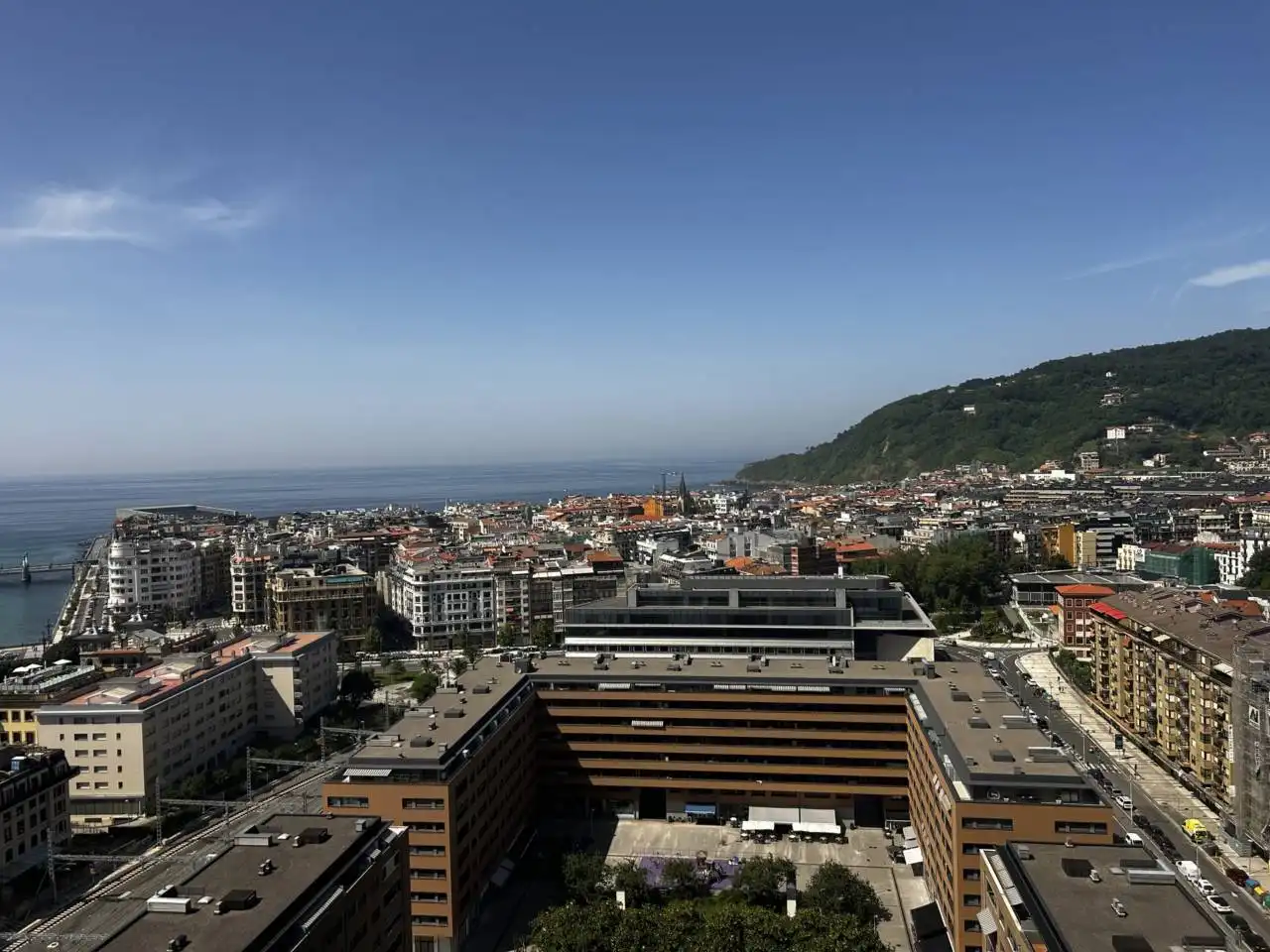 Vista exterior de Pis en venda en Donostia - San Sebastián  amb Calefacció, Traster i Alarma