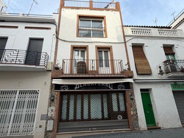 Mixto residencial en venta en Joan Badosa 33