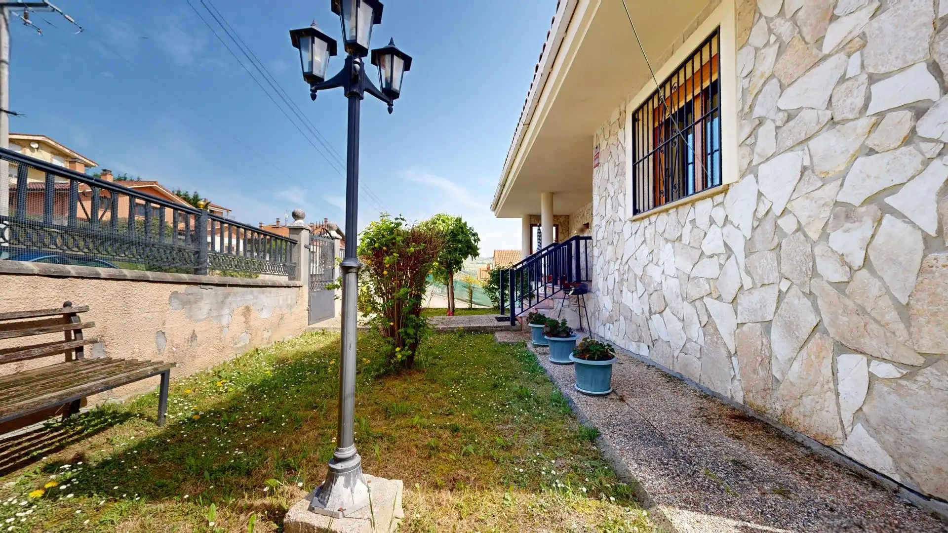 Außenansicht von Haus oder Chalet zum Verkauf in Valle de Mena mit Heizung, Privatgarten und Terrasse