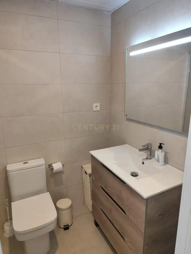 Badezimmer von Wohnungen zur Miete in Fuengirola mit Klimaanlage, Ofen und Waschmaschine