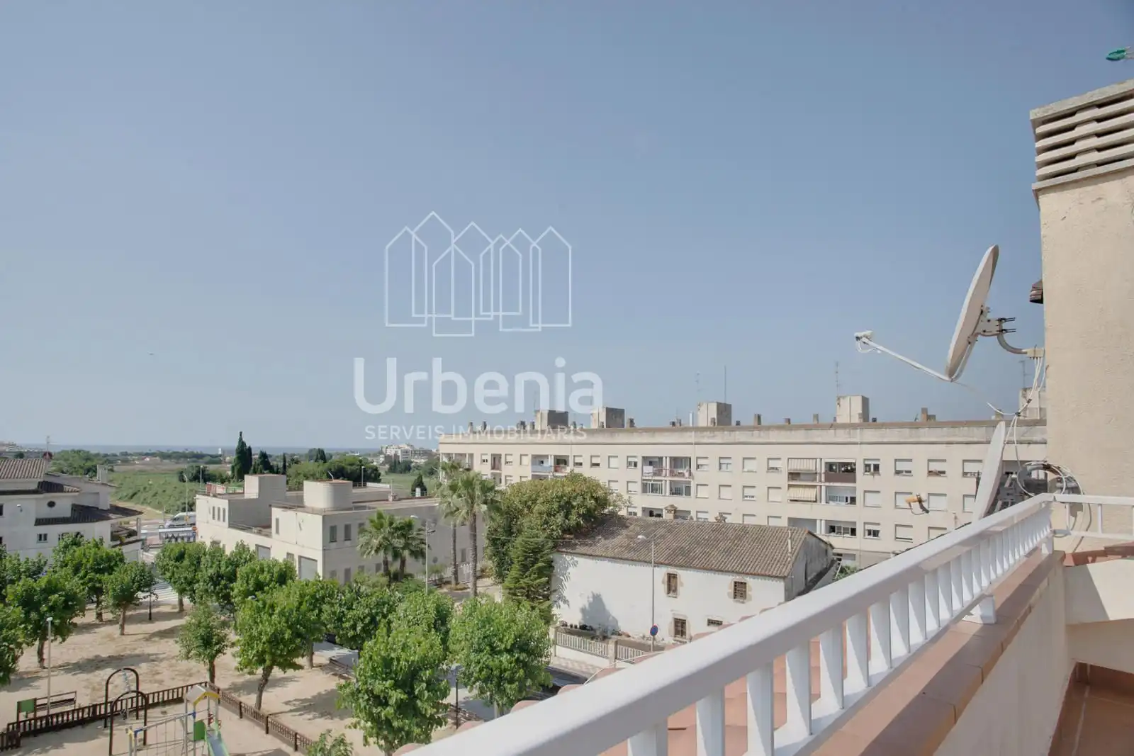 Vista exterior de Casa o xalet en venda en Pineda de Mar amb Aire condicionat, Calefacció i Terrassa