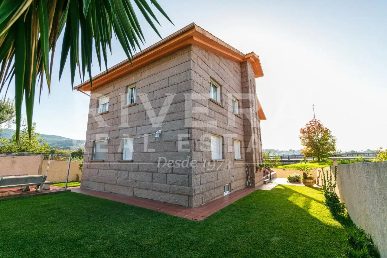 Vista exterior de Casa o chalet en venta en Vigo  con Calefacción, Jardín privado y Parquet