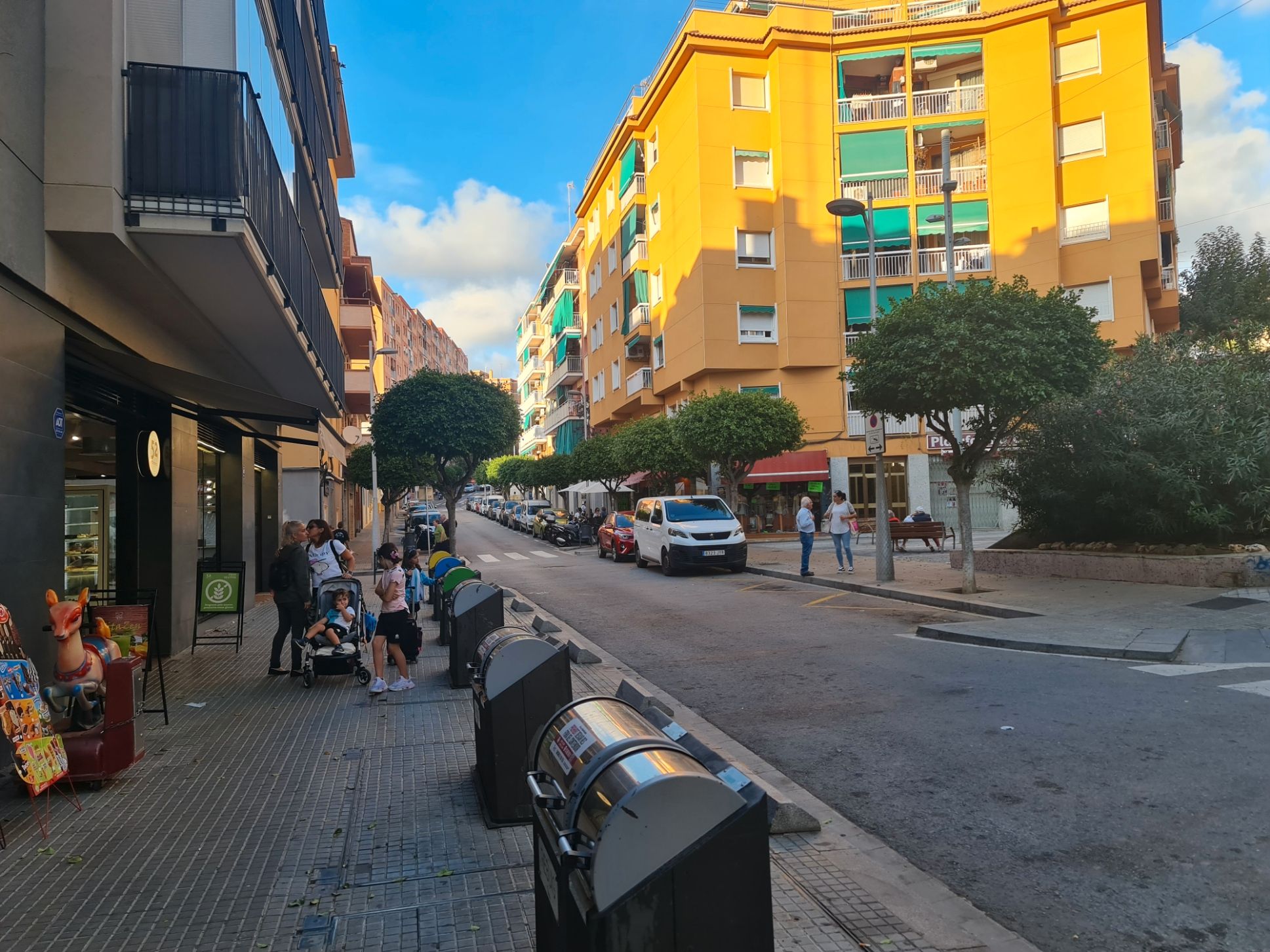 Vista exterior de Local en venda en Sant Feliu de Llobregat amb Aire condicionat, Moblat i Internet