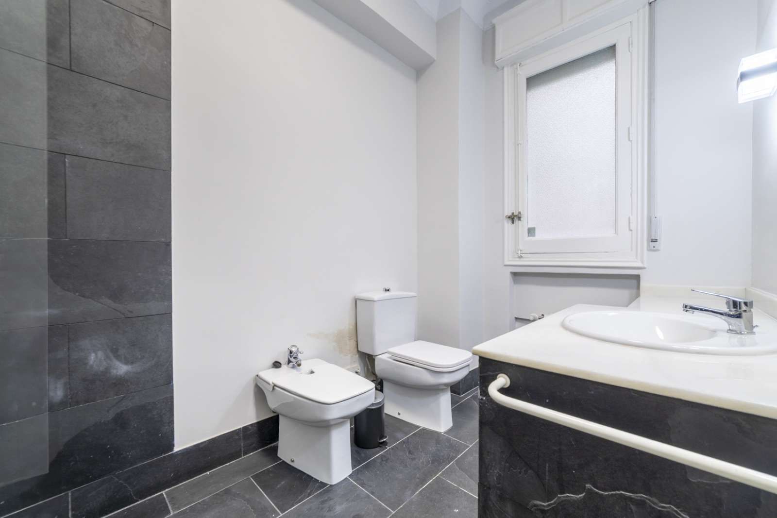 Bathroom of Flat to share in  Madrid Capital  with Air Conditioner and Terrace