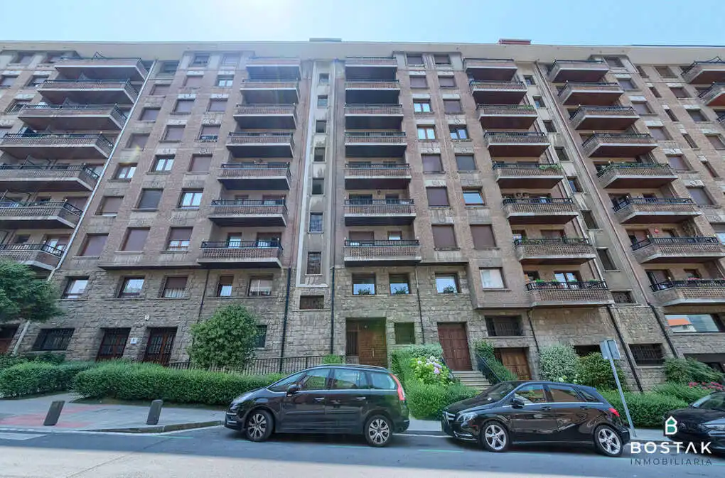 Außenansicht von Wohnung zum Verkauf in Bilbao  mit Heizung, Terrasse und Möbliert