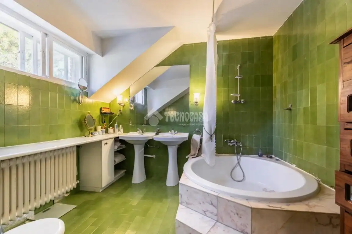Badezimmer von Haus oder Chalet zum Verkauf in Torrelodones mit Heizung, Privatgarten und Terrasse