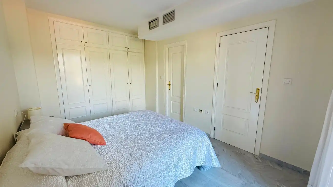 Schlafzimmer von Wohnung zur Miete in Marbella mit Klimaanlage, Terrasse und Möbliert