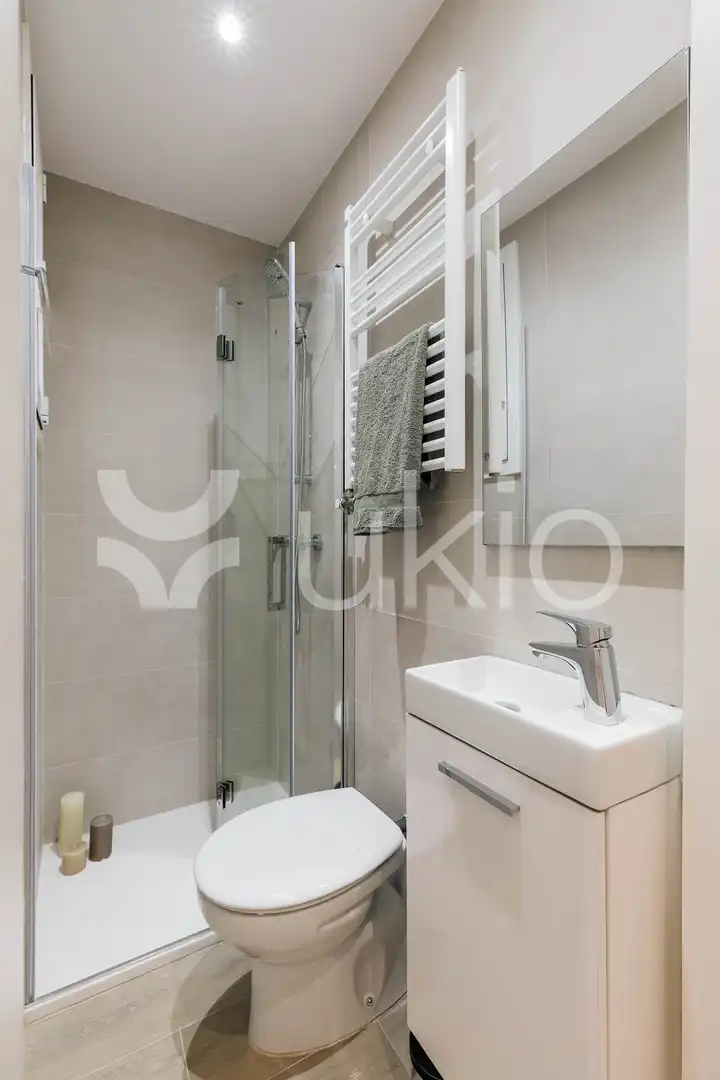 Bathroom of Apartments for rent in Barcelona  with Air Conditioner, Heating and Terrace