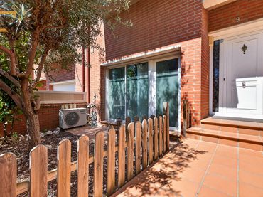Terraced house with balcony for sale in Plaça Santa Maria