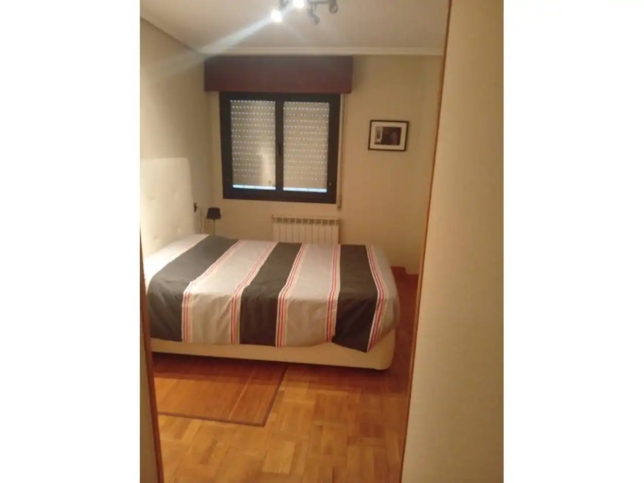 Dormitori de Pis en venda en Oviedo  amb Calefacció, Parquet i Moblat