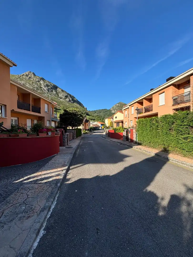 Vista exterior de Casa adosada en venda en Morcín amb Calefacció, Jardí privat i Parquet