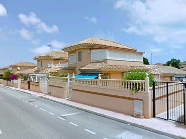 Villa avec balcon à vendre à Calle C. Abreu 14