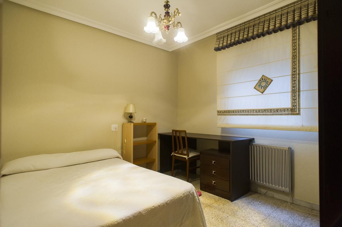 Apartment to share in Salesas