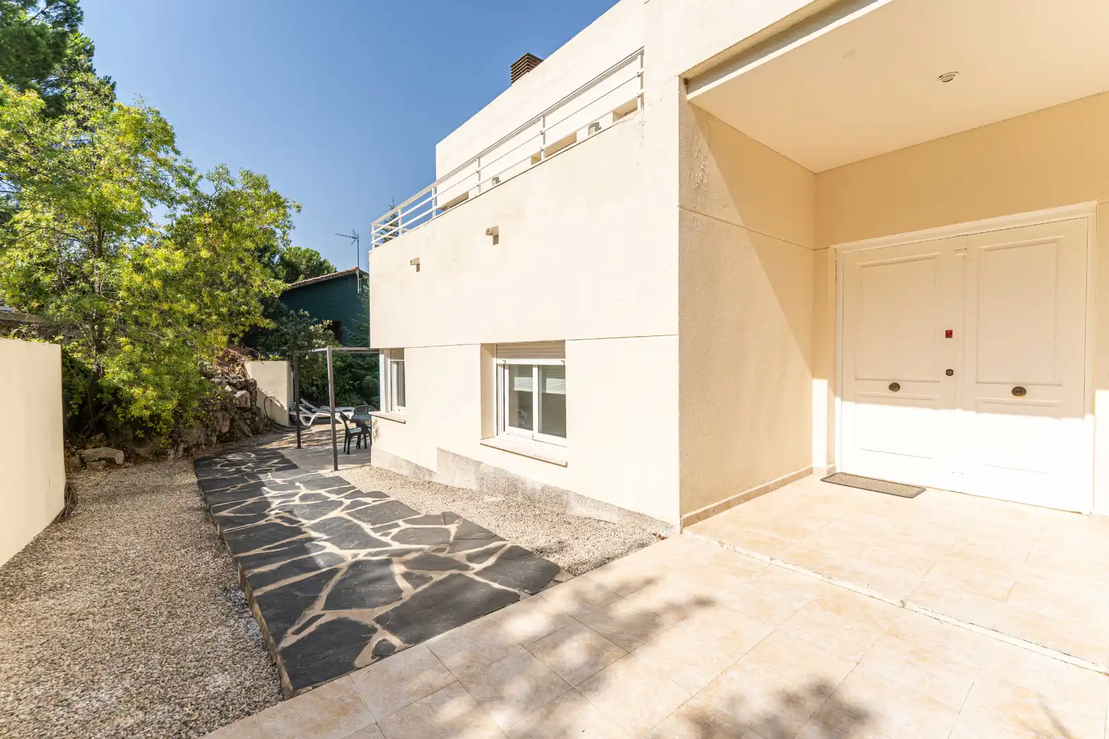 Vista exterior de Casa o xalet en venda en Torrelodones amb Calefacció, Jardí privat i Parquet