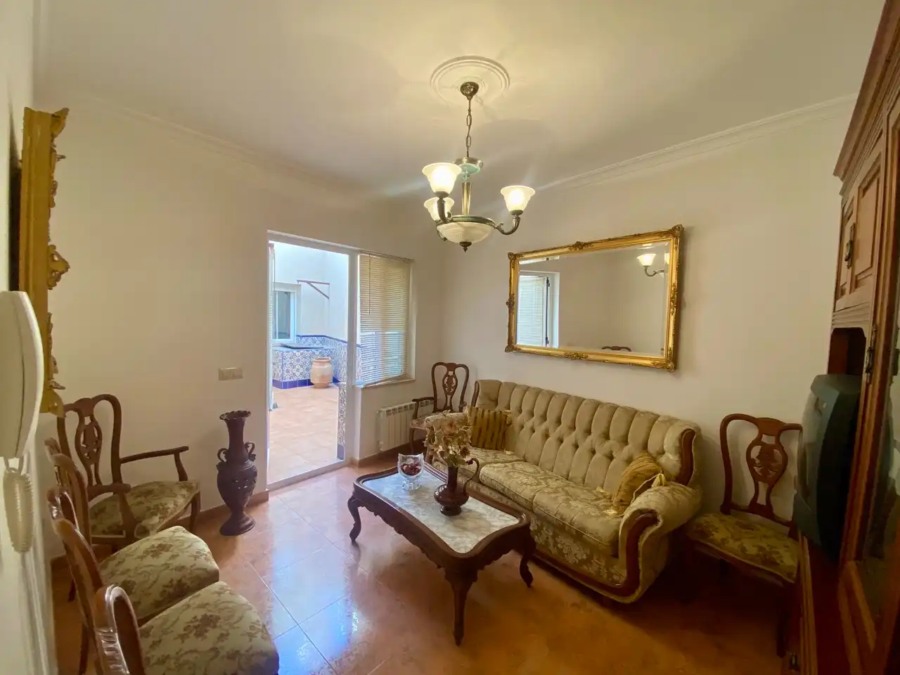 Sala d'estar de Casa adosada en venda en Calzada de Calatrava amb Aire condicionat, Terrassa i Moblat