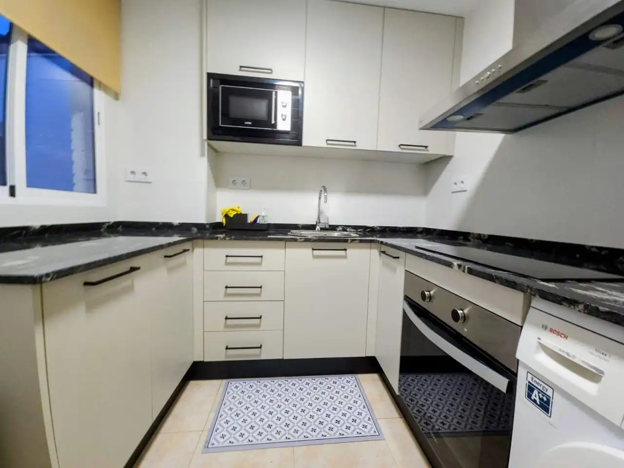 Habitación en Aristoteles, Cerrillo de Maracena - Periodistas