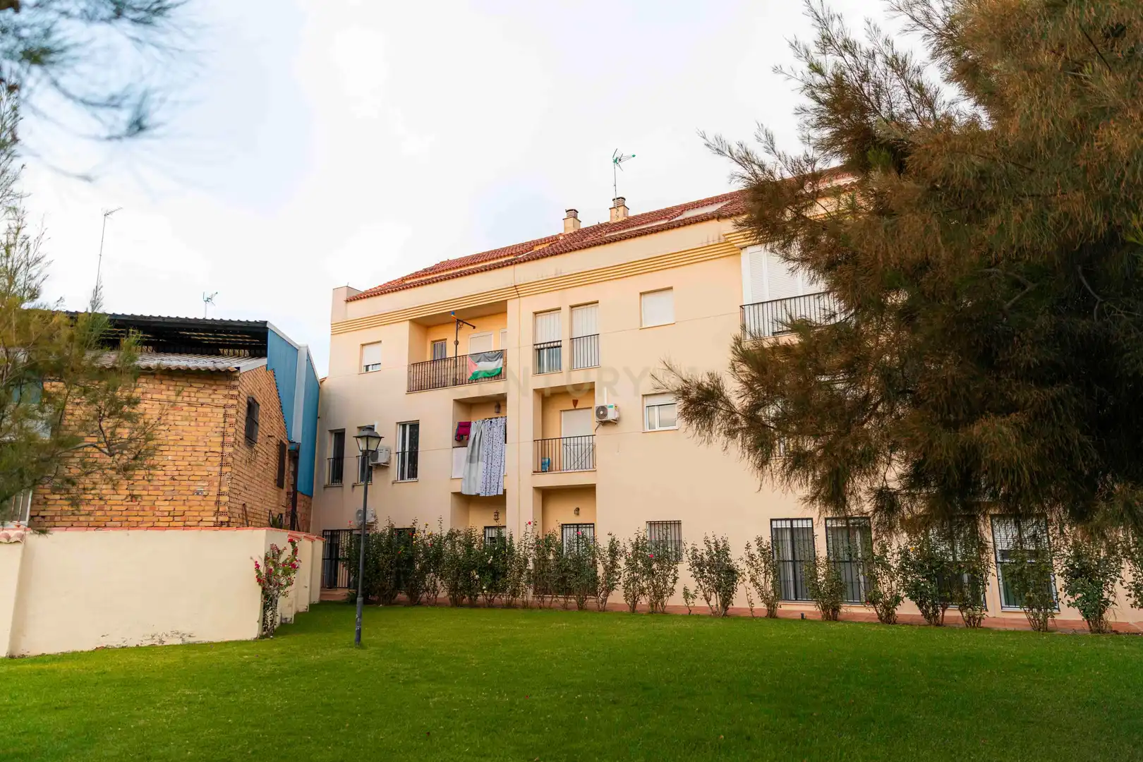 Außenansicht von Wohnung zum Verkauf in Campillos mit Klimaanlage, Privatgarten und Gemeinschaftspool