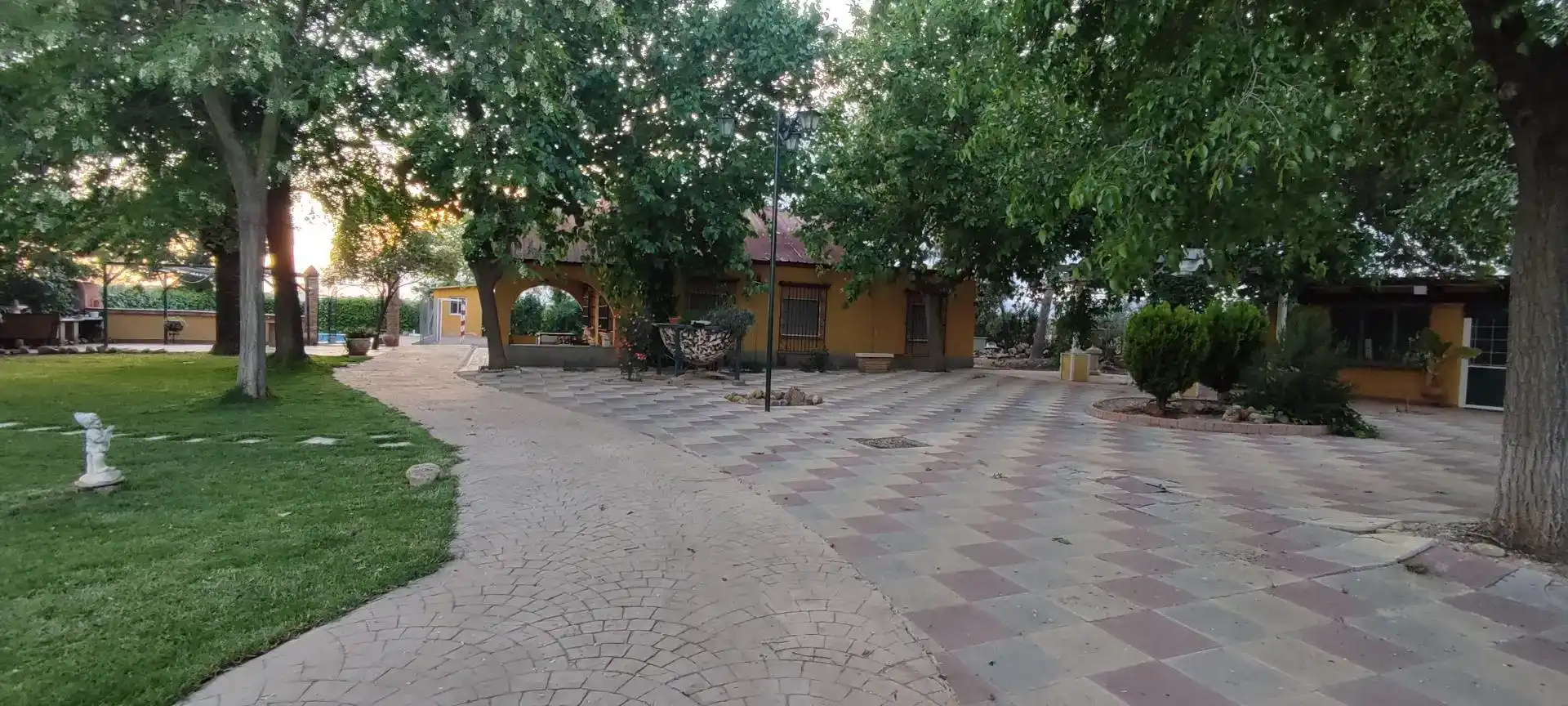Vista exterior de Casa o xalet en venda en Andújar amb Aire condicionat i Piscina