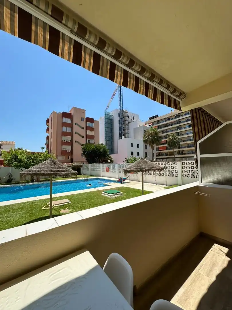 Vista exterior de Estudi de lloguer en Torremolinos amb Aire condicionat, Terrassa i Piscina
