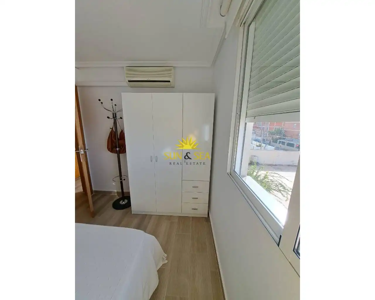 Dormitori de Apartament de lloguer en Torrevieja amb Calefacció, Terrassa i Piscina