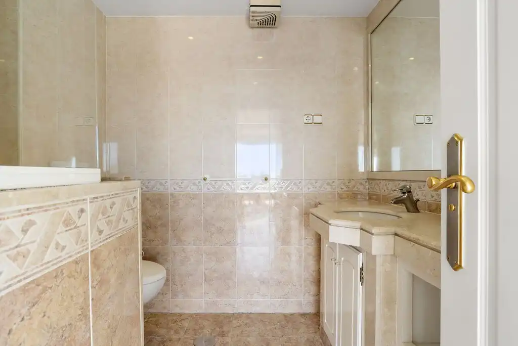 Badezimmer von Maisonette zum Verkauf in Torremolinos mit Klimaanlage, Terrasse und Möbliert