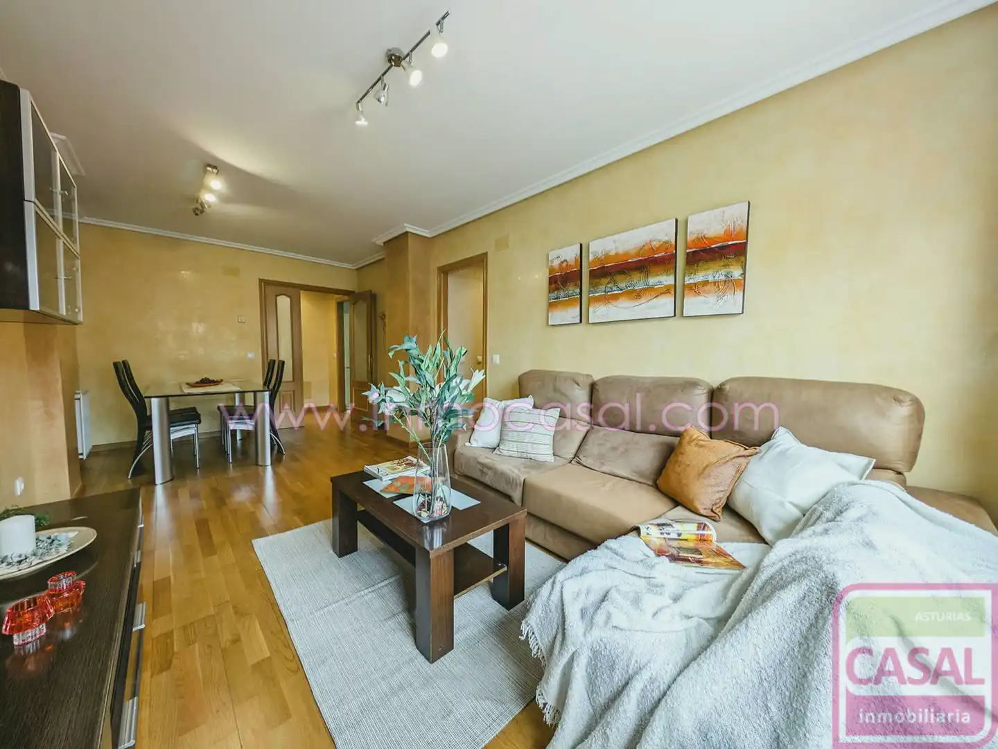 Sala de estar de Piso en venta en Oviedo  con Calefacción, Trastero y Amueblado