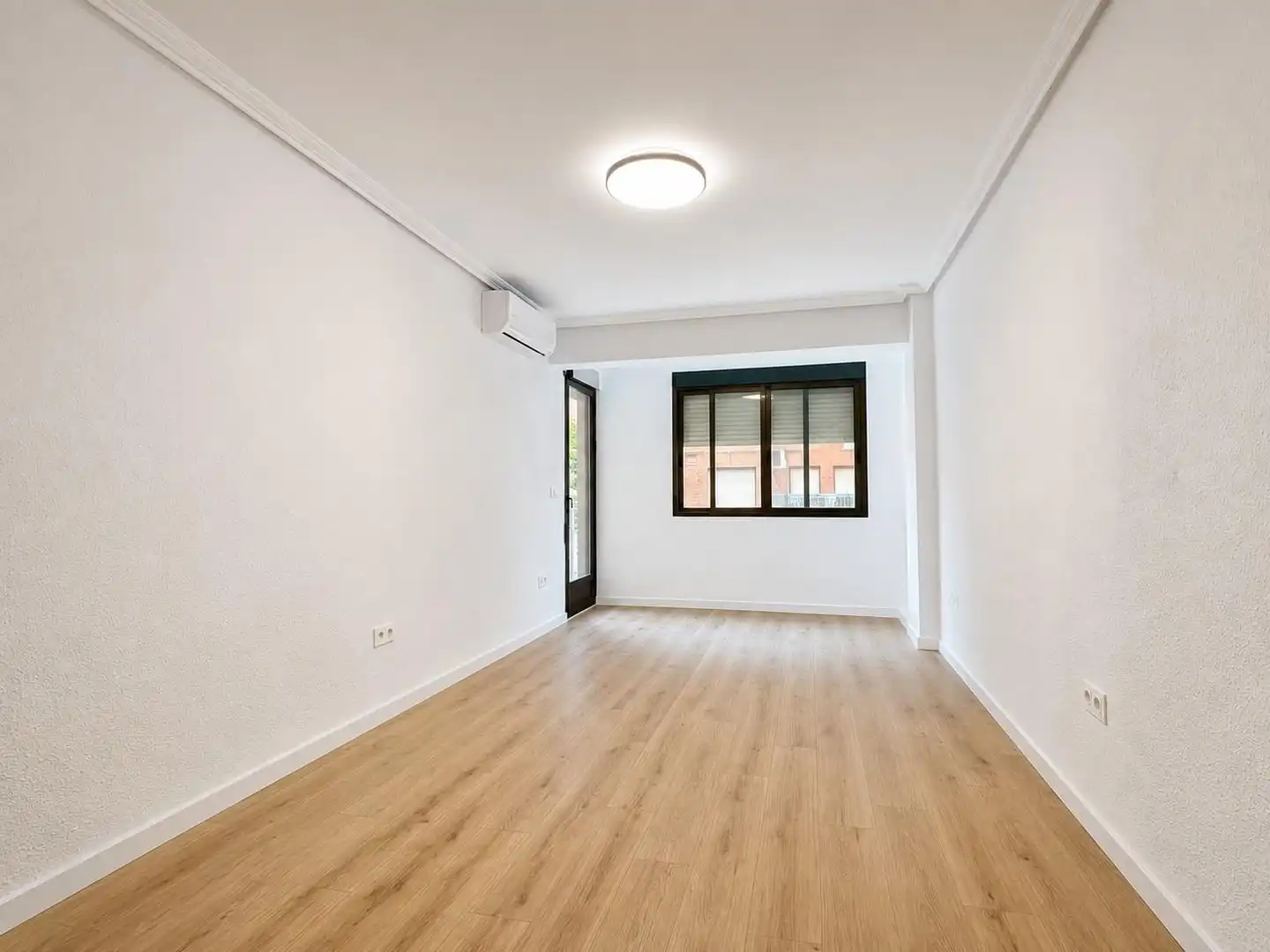 Bedroom of Flat for rent in Valencia  with Air Conditioner, Heating and Balcony