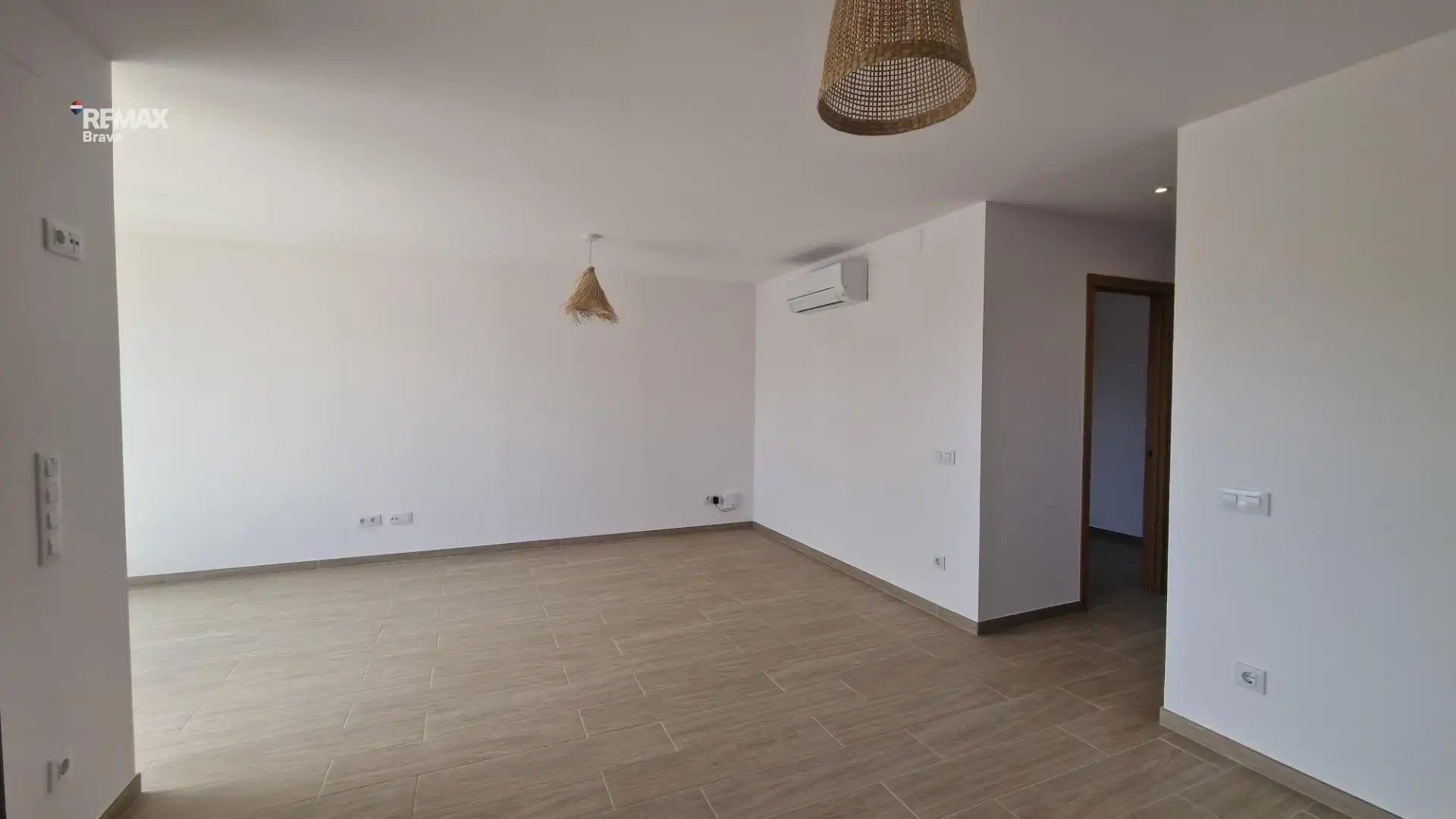 Wohnzimmer von Wohnung zum Verkauf in Empuriabrava mit Klimaanlage, Privatgarten und Terrasse
