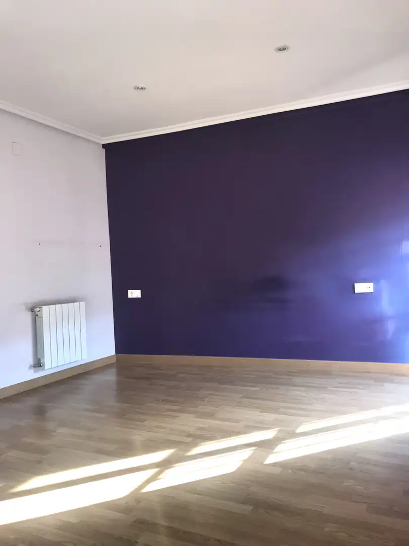 Habitación de Casa adosada en venta en Plasencia con Aire acondicionado, Calefacción y Jardín privado