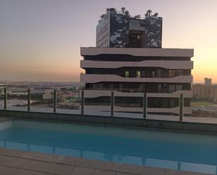 Piscina de Dúplex en venda en L'Hospitalet de Llobregat amb Aire condicionat, Calefacció i Terrassa