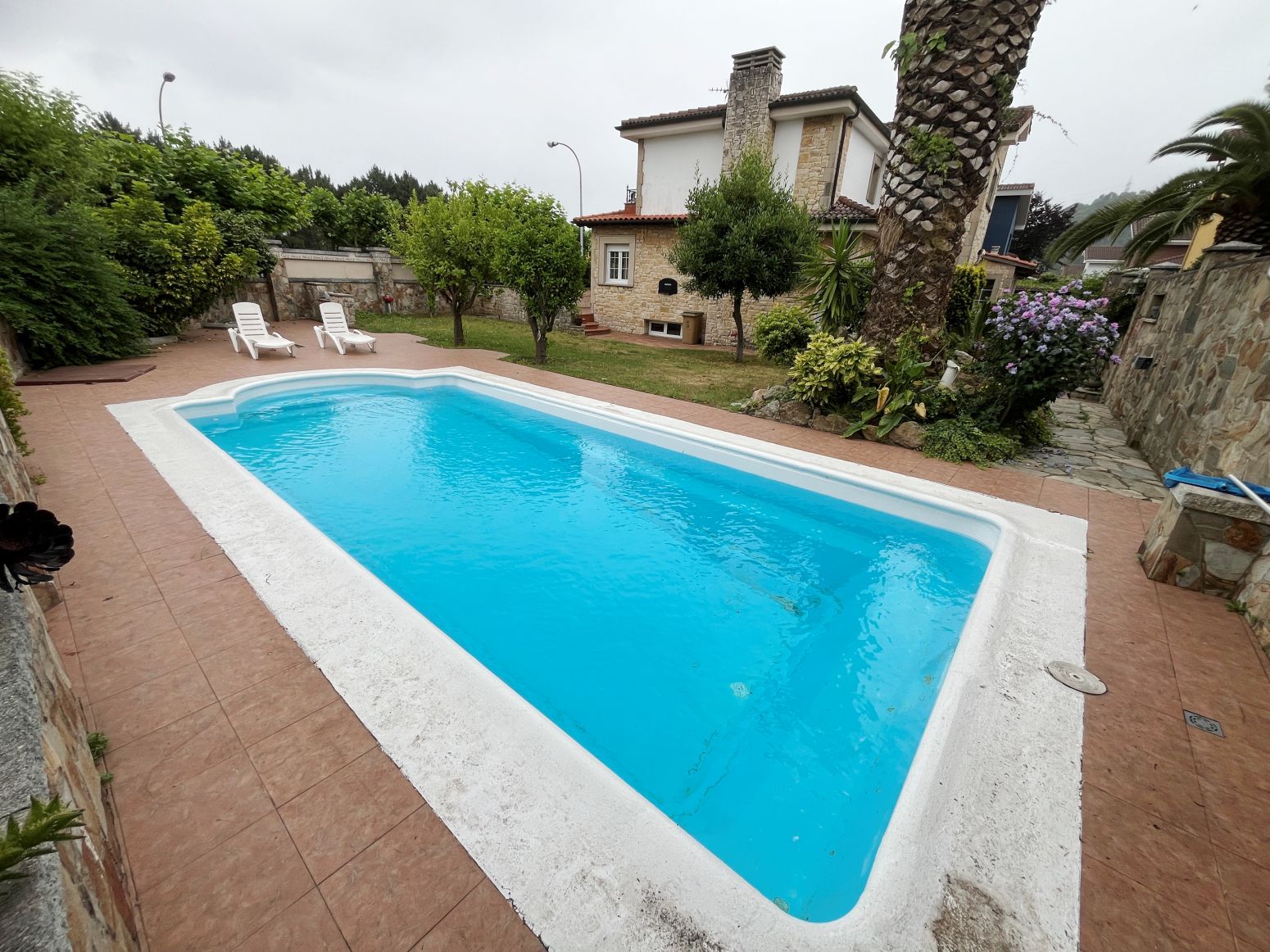 Piscina de Casa o xalet en venda en Castrillón amb Calefacció, Parquet i Terrassa