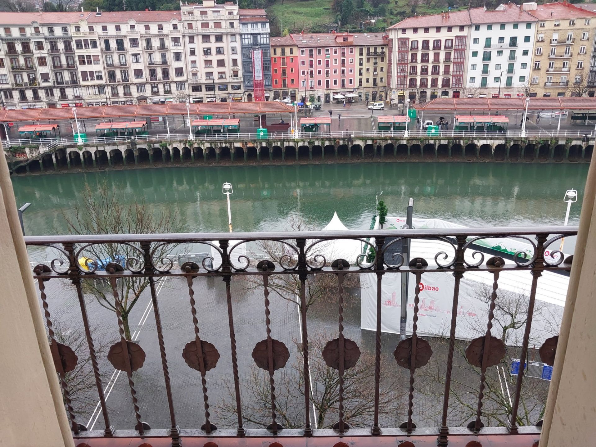 Vista exterior de Pis de lloguer en Bilbao  amb Calefacció, Terrassa i Moblat