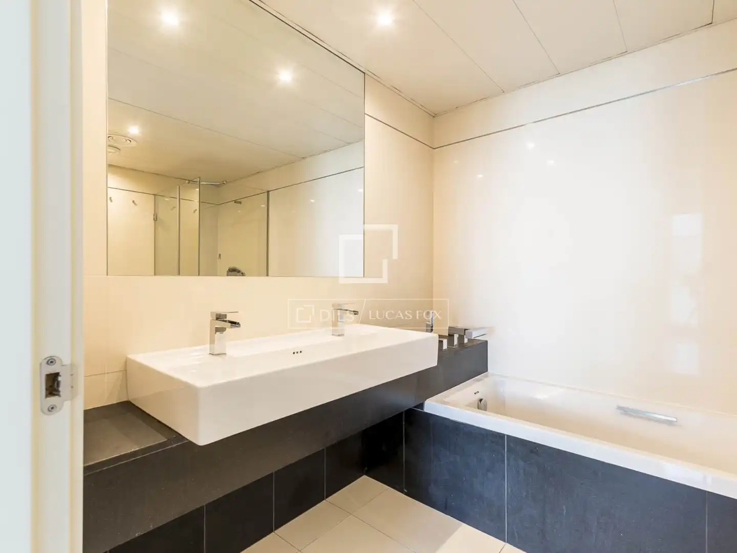 Baño de Piso en venta en Barcelona con Aire acondicionado, Calefacción y Jardín privado