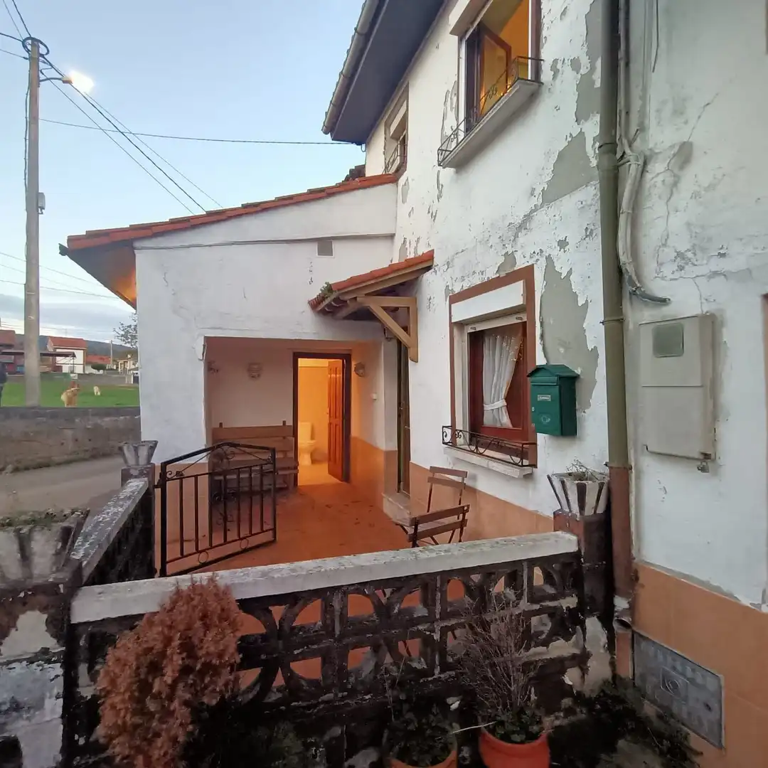 Vista exterior de Casa o xalet en venda en Siero amb Traster i Piscina