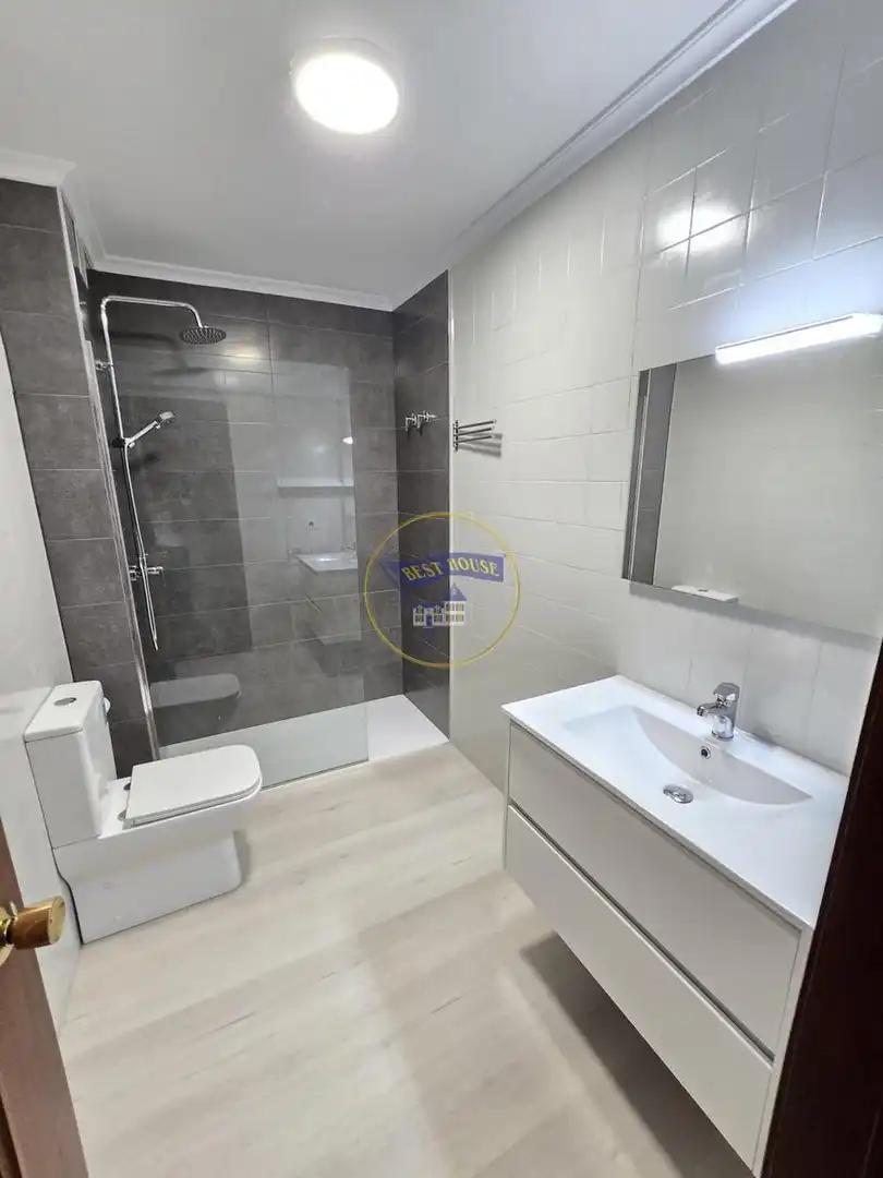Baño de Piso en venta en Vigo  con Calefacción, Parquet y Terraza