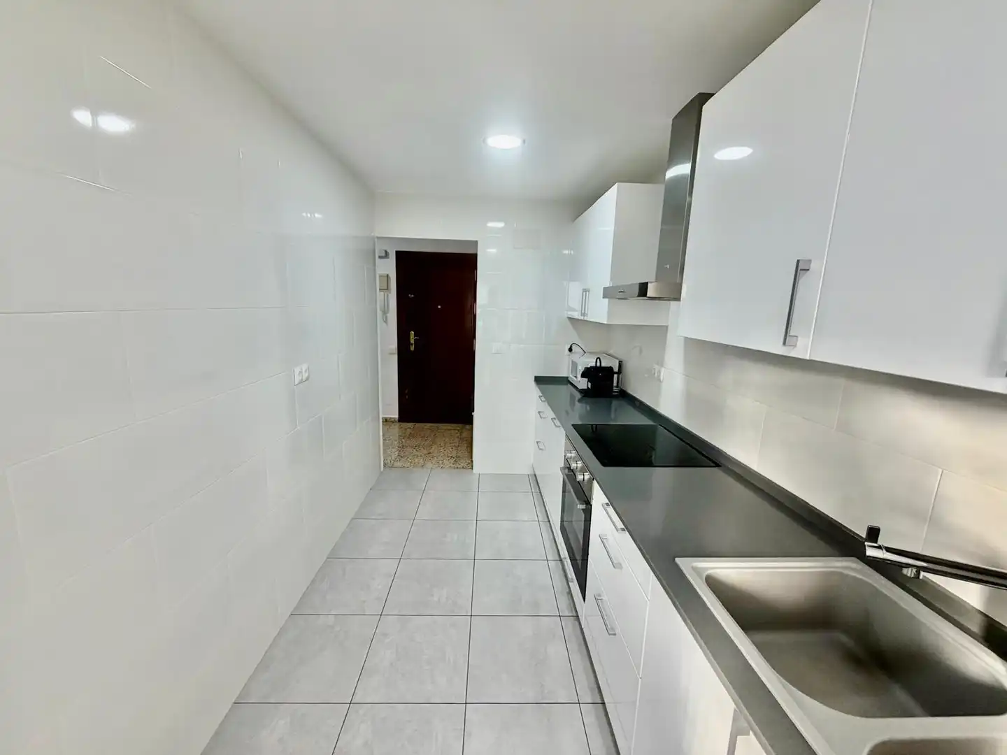 Küche von Wohnung zum Verkauf in Málaga mit Klimaanlage, Privatgarten und Möbliert