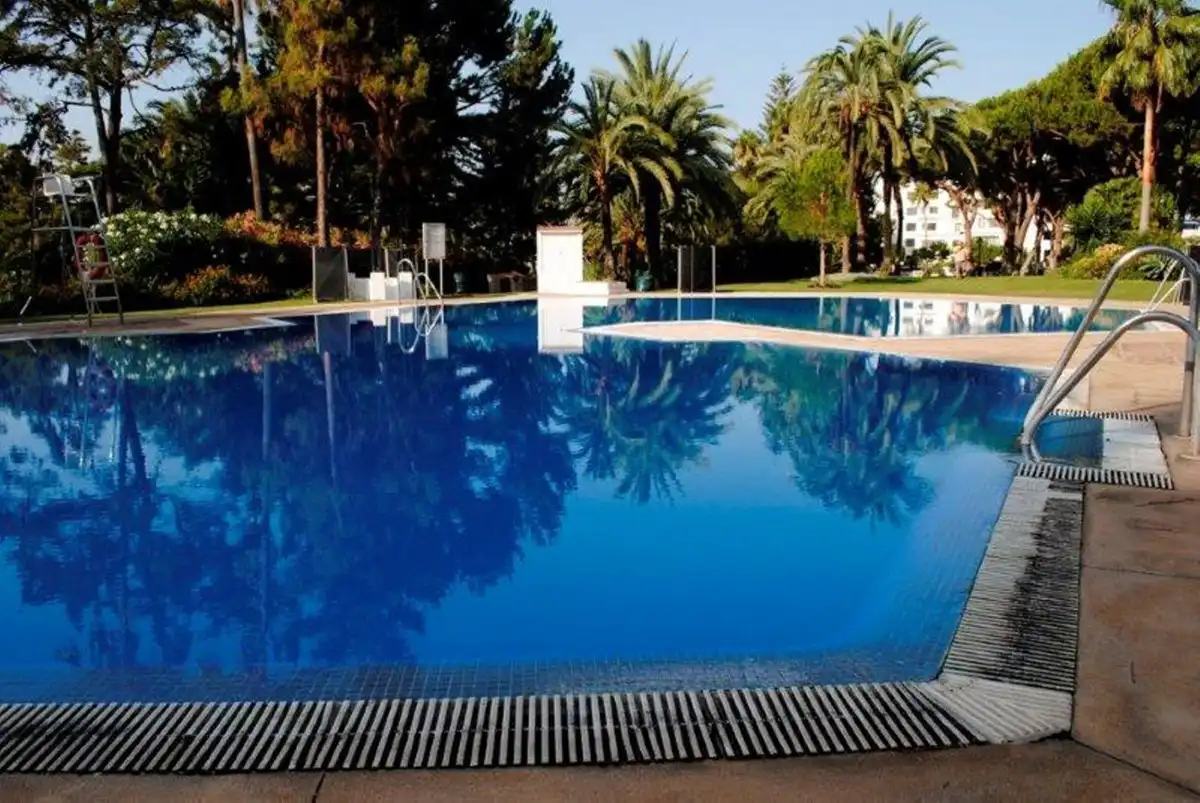 Appartement compact avec piscine à vendre à Nueva Andalucía
