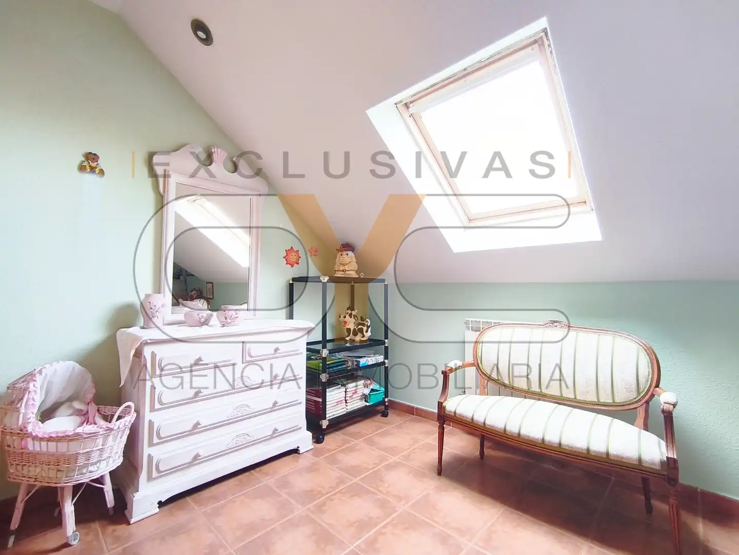 Habitación de Casa adosada en venta en Serranillos del Valle con Aire acondicionado, Calefacción y Jardín privado