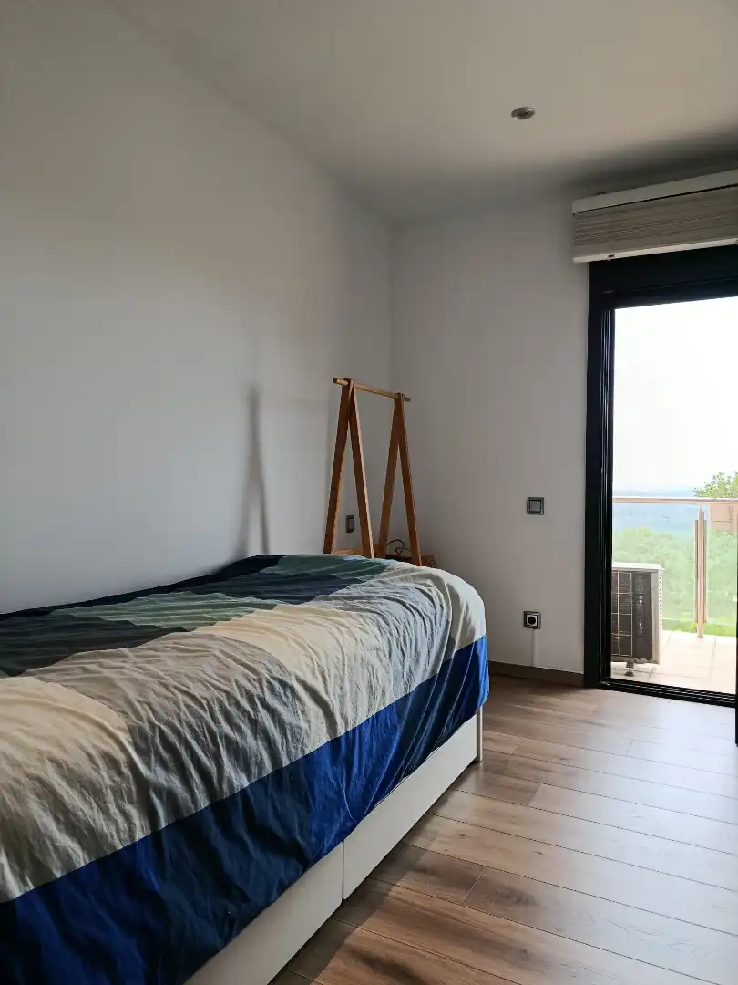 Dormitori de Casa adosada en venda en Girona amb Aire condicionat, Calefacció i Jardí privat