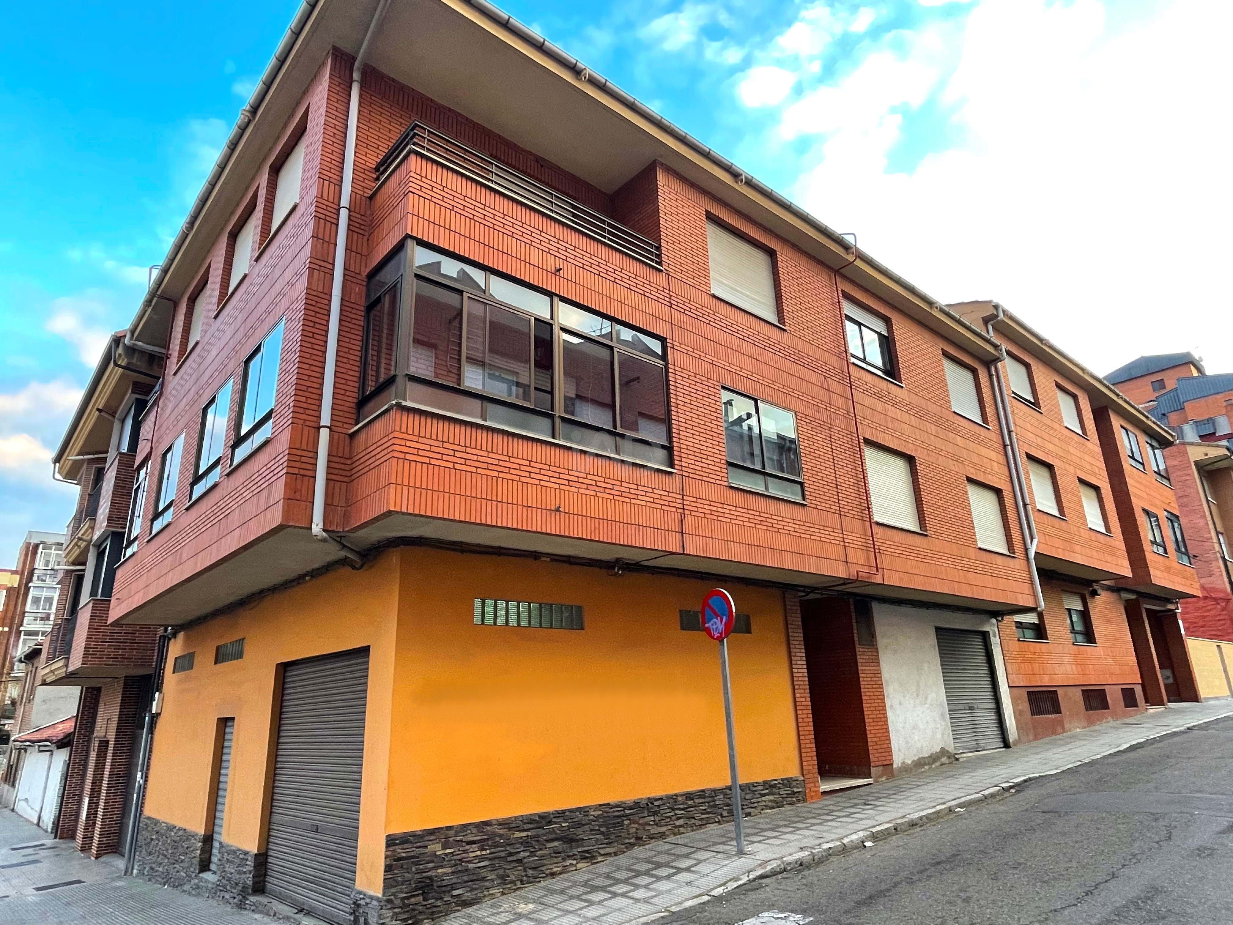 Vista exterior de Local en venda en León Capital 