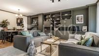 Sala d'estar de Apartament de lloguer en  Madrid Capital amb Aire condicionat, Moblat i Forn