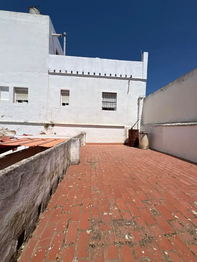 Vista exterior de Casa adosada en venda en Carmona amb Aire condicionat i Terrassa