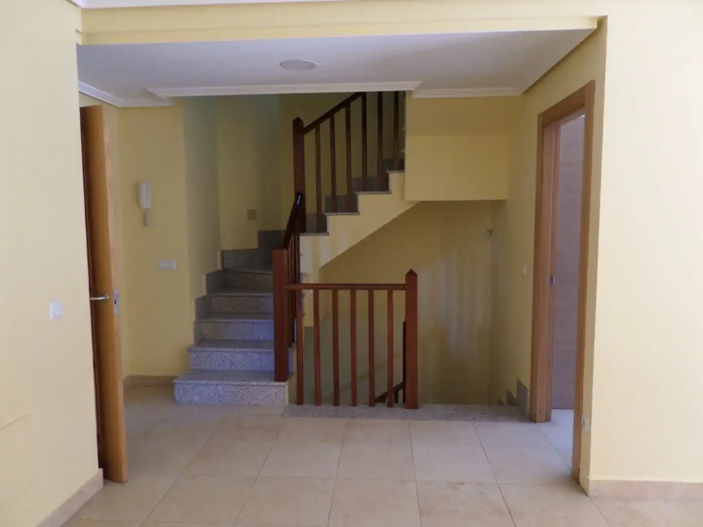 Casa adosada en venta en Laguna de Duero con Calefacción, Terraza y Trastero